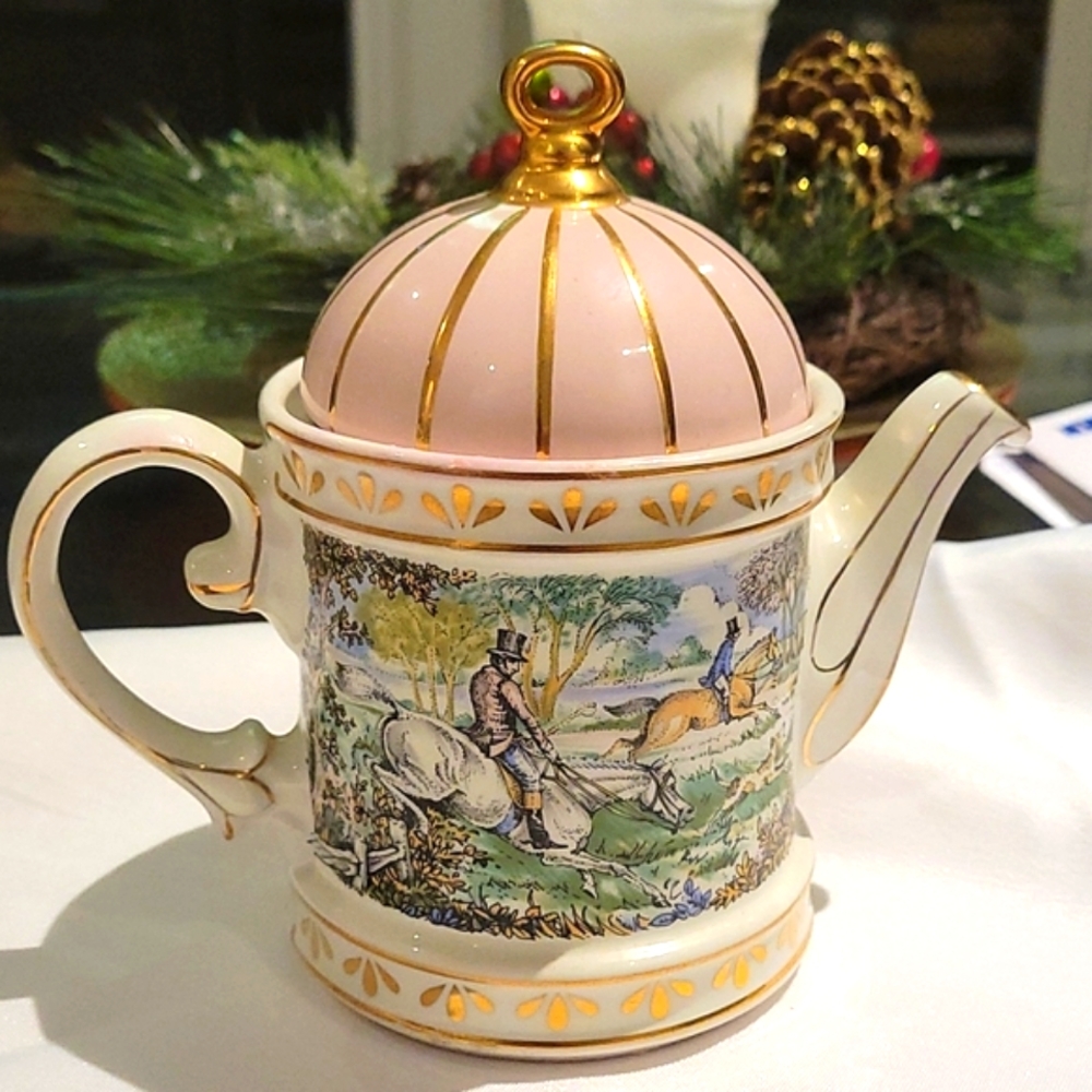 SADLER tea pot.Sport scenes  18thcentury Hunting🦌 beautiful christmas gift!🌲🎁